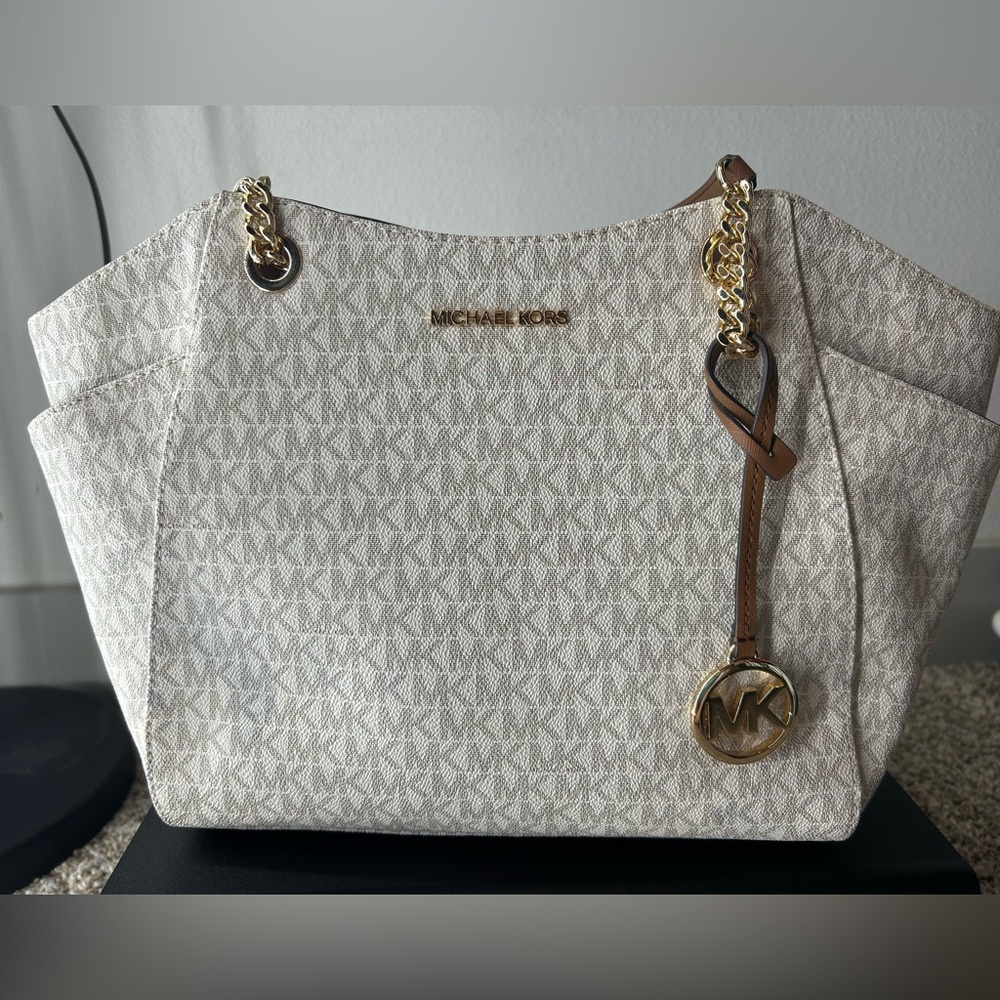 Micheal Kors Jet Set Large Logo Tote Bag
Style# 35F8GTVE7B